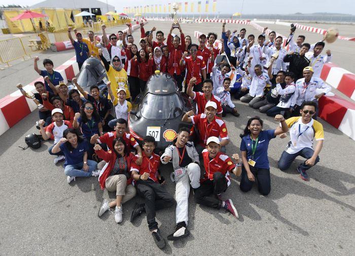 3 tim mahasiswa Indonesia dengan mobil hemat energinya setelah me juarai Drivers_ World Championship Regional Asia di Singapura pada 2018