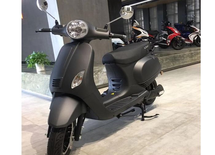 Detail bagian depan Galactic EV16, mirip banget sama Vespa Primavera tapi lebih sporty karena pakai warna doff.