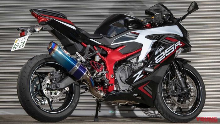 tampilan Kawasaki Ninja ZX-25R gunakan knalpot seharga All New Aerox 155 Connected Version 
