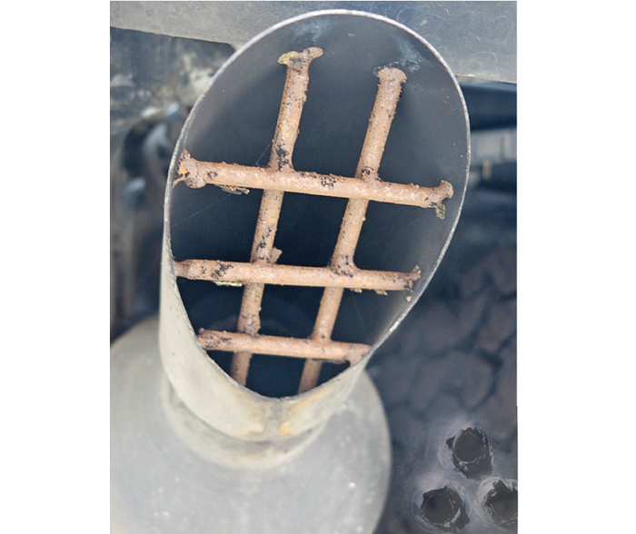 Mocong knalpot dipasangi grille agar tak dapat dimasuki granat