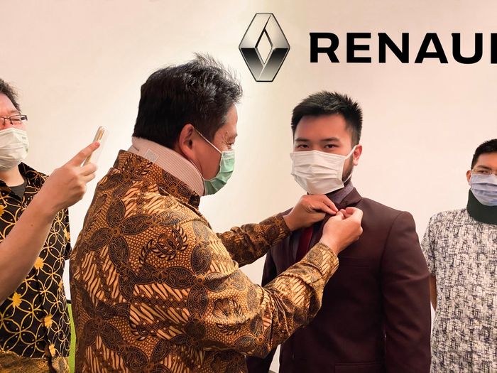 penyematan PIN Renault kepada Bapak Rudy Salim selaku Presiden Direktur Prestige Motorcars dari Bapak Joe Surya Selaku Komisaris Utama MRI, sebagai lambang peresmian kerjasama ini
