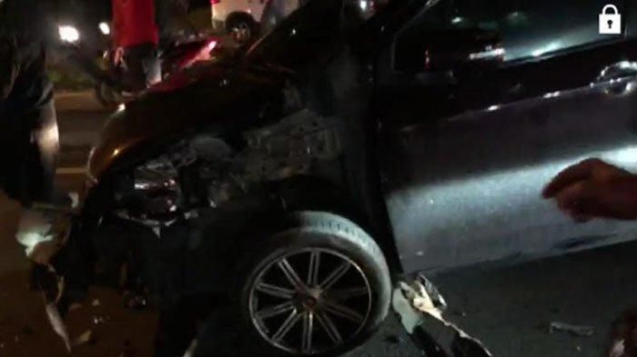 Suzuki Ertiga seruduk Toyota Fortuner lalu terpental hajar motor di Jl KH Abdullah Bin Nuh, Bogor, Jawa Barat