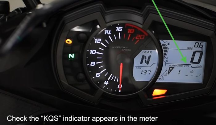 Indikator KQS muncul di Ninja ZX-25R tipe standar setelah pasang quick shifter
