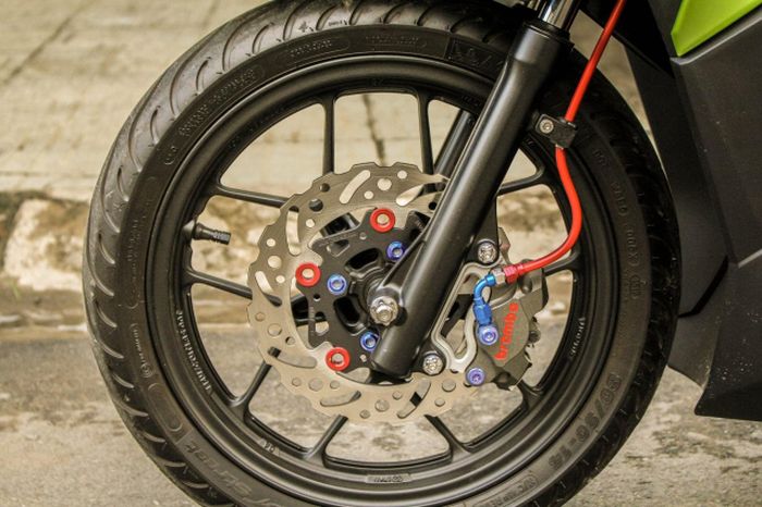 Pengereman diupgrade dengan kaliper Brembo dan cakram Braketech