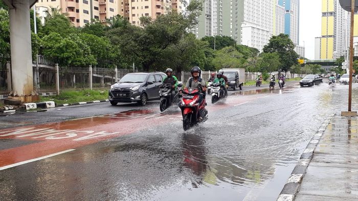 Ilustrasi riding setelah hujan deras