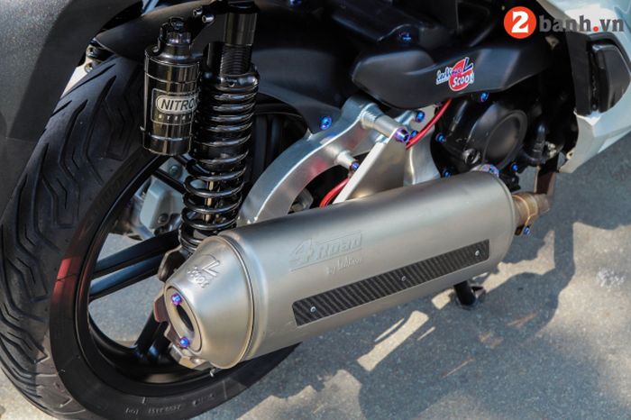 Shock belakang pakai Nitron dan ada exhaust system LeoVince 4Road