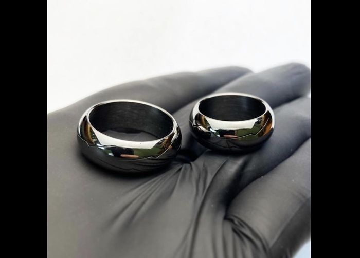 Cincin mirip ban berbahan titanium