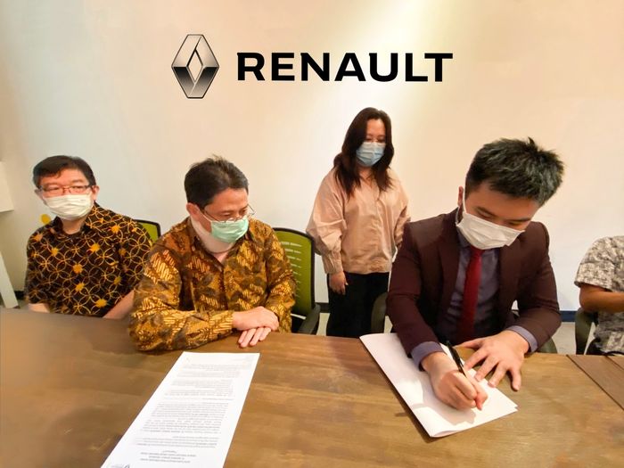 Penandatanganan kerjasama, kiri: Joe Surya (Komisaris Utama MRI), dan kanan: Rudy Salim (Presiden Direktur Prestige Motorcars)