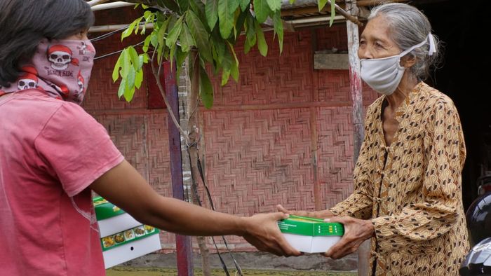 Penyerahan donasi pada Mbah Ranti, pahlawan masa kini yang gigih memperjuangkan kehidupan demi keluarganya