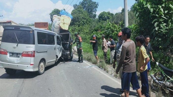 Daihatsu Luxio hancur adu wajah sama angkot usai kena senggol Toyota Avanza di jalan raya Prabumulih-Muara Enim, desa Tanjung Terang, Belimbing, kabupaten Muara Enim, Sumatera Selatan