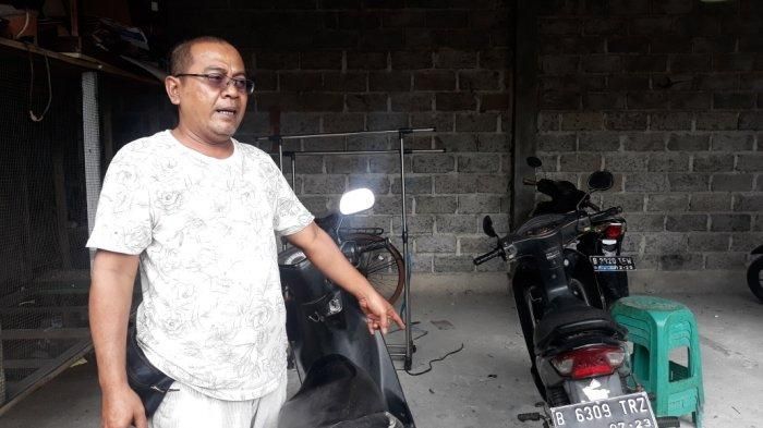Yono (45) saat menunujukkan lokasi mobil kakaknya terparkir di Pasar Rebo, Jakarta Timur, Rabu (9/12/2020). 