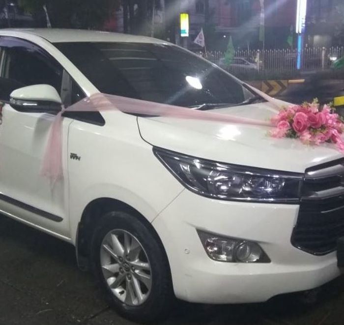 Toyota Kijang Innova Reborn milik Sembodo Rent Car yang disewa jadi wedding car