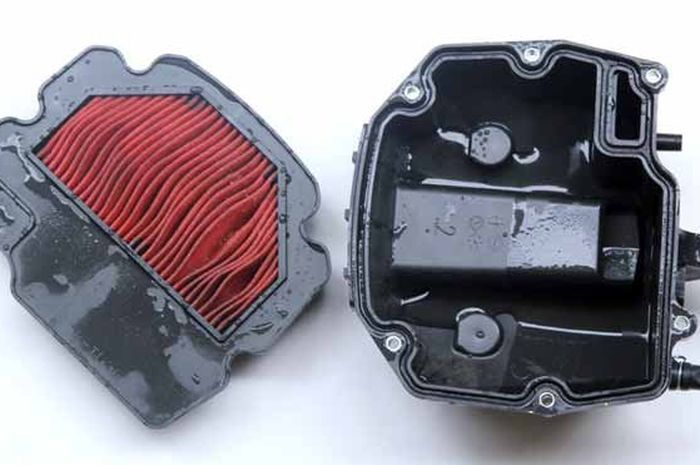 Ilustrasi filter udara basah terendam air