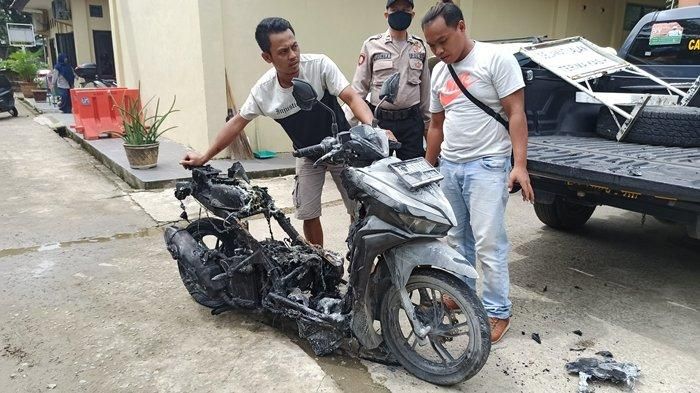 Motor yang terbakar di SPBU Celentang dan diamankan di Mapolsek Kalidoni Palembang. (sripoku.com/rere)