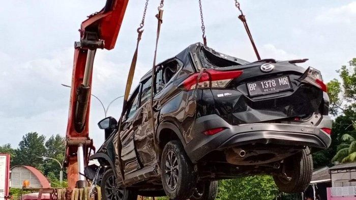 Kondisi Daihatsu Terios saat dievakuasi usai terjun jurang di Jl Teuku Umar, Nagoya Batam, Kepulauan Riau