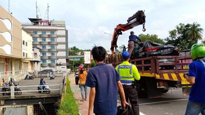 Daihatsu Terios diangkut usai dievakuasi dari dasar jurang Jl Teuku Umar, Nagoya Batam, Kepulauan Riau