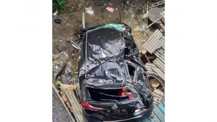Daihatsu Terios gepeng, kabin amblas hingga atap sentuh jok penumpang usai terjun ke jurang di Jl Teuku Umar, Nagoya Batam, Kepulauan Riau