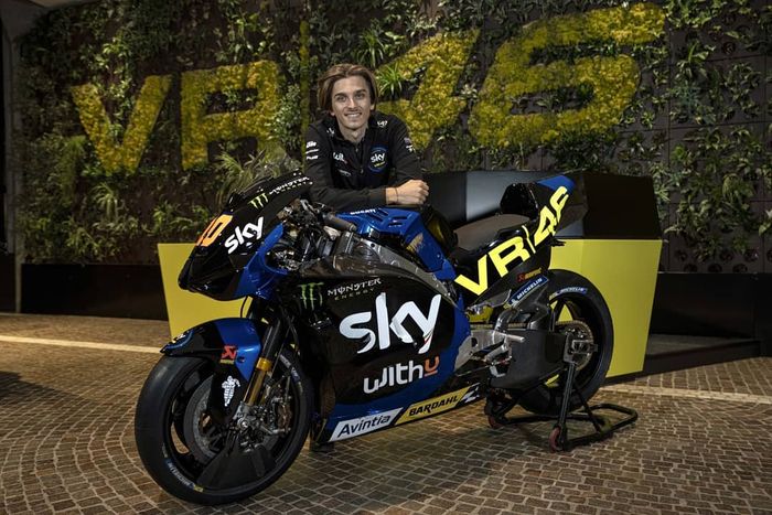 Luca Marini memamerkan motor Ducati dengan tampilan livery Sky Racing Team VR46 yang akan digunakan pada MotoGP 2021.