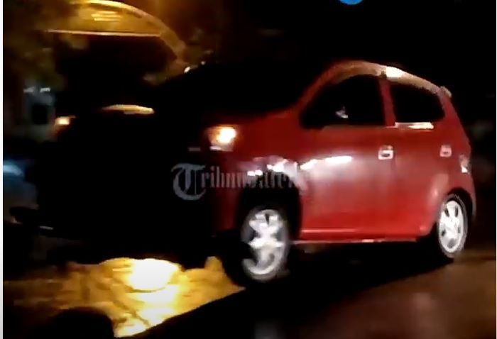 Daihatsu Ayla diderek akibat bocor radiator usai kontra lawan Honda BeAT di Jl Dr Wahidin, Candisari, kota Semarang