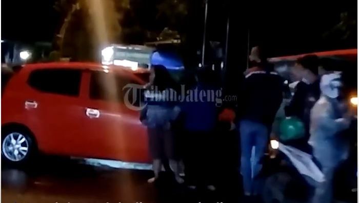 Daihatsu Ayla kontra lawan Honda BeAT di Jl Dr Wahidin, Candisari, kota Semarang