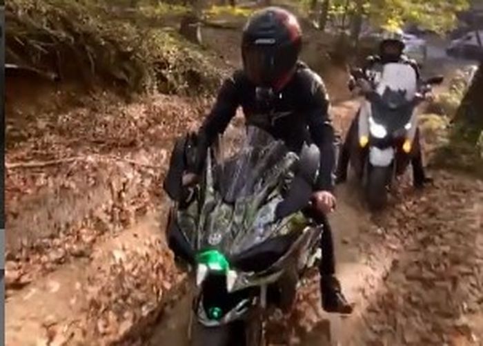 Kawasaki Ninja H2 dan Yamaha XMAX main tanah di hutan.