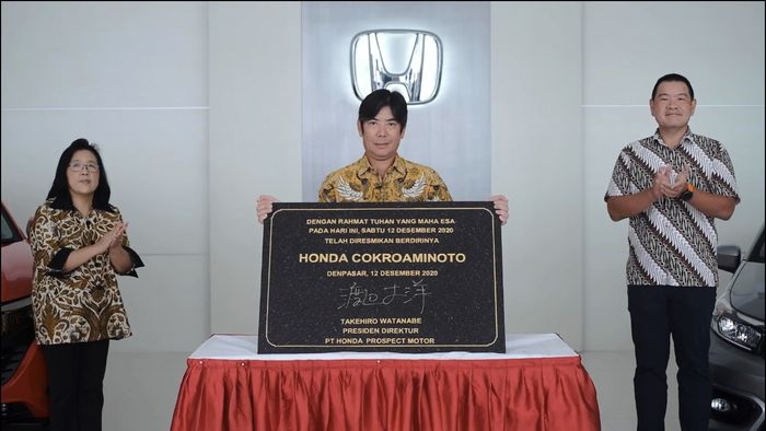 Takehiro Watanabe (tengah), selaku President Director HPM saat meresmikan dealer Honda Cokroaminoto
