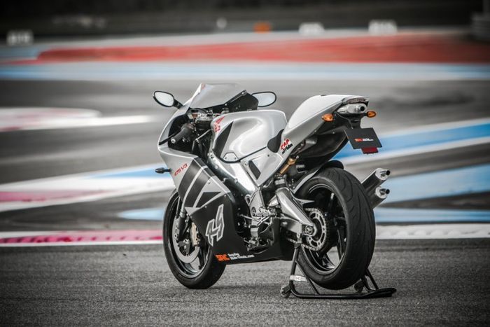 Sportbike modern bermesin 2-tak yang begitu menawan