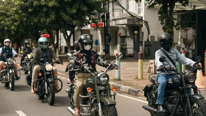 Ilustrasi touring dengan Royal Enfield