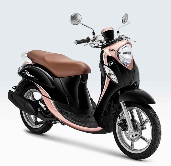 Yamaha Fino 125 Premium mendapatkan warna baru Black Espresso perpaduan warna hitam dengan Glossy Sakura Cooper