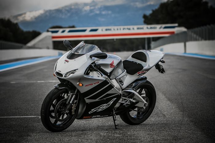 Desainnya seperti sportbike modern pada umumnya namun bermesin 2-tak