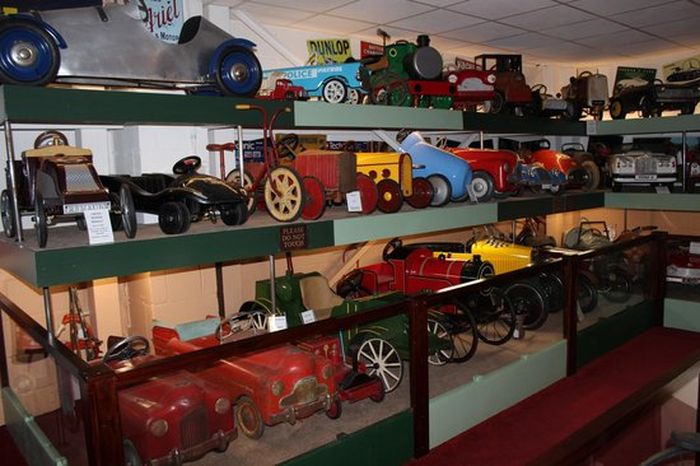 Koleksi pedal car di The Mill Toy and Pedal Car Museum 