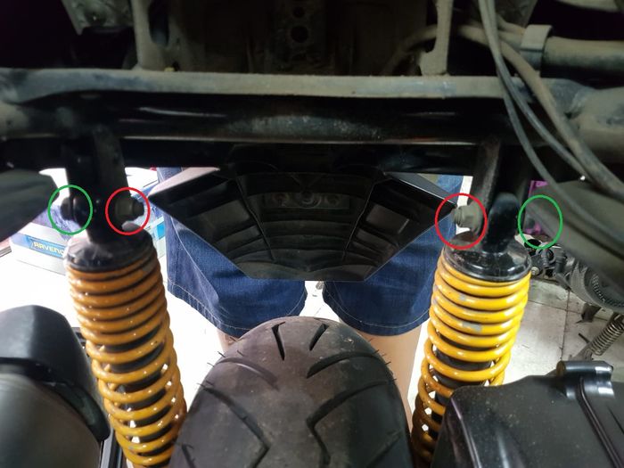 Baut dan mur sokbreker belakang bagian atas dilepas dan diganti pakai strut bar