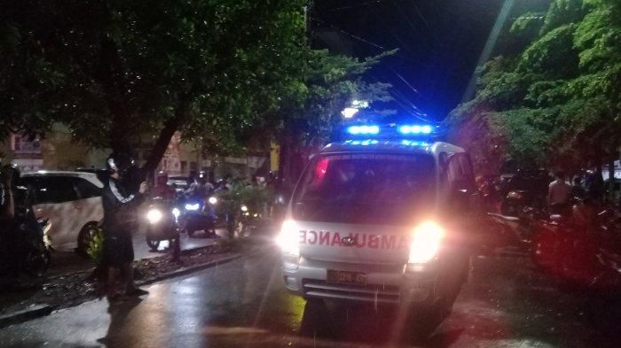 Proses evakuasi jenazah pria berjaket loreng di dalam kabin Toyota Fortuner di Jl Tentara Pelajar, Wajo, Makassar, Sulawesi Selatan