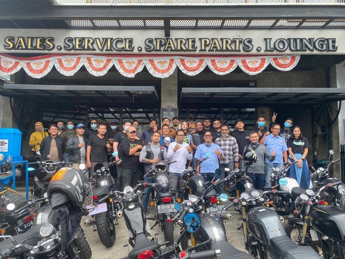 Para anggota Tha Riders Indonesia berfoto bersama