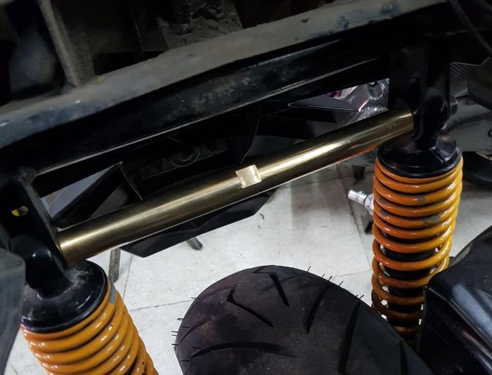 Strut bar terpasang di sokbreker belakang Yamaha XMAX