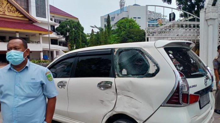 Toyota Avanza pecah kaca kiri belakang serta bodi ringsek dihajar Yamaha Aerox 155 di depan kantor Wali Kota Batam