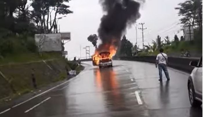 Nissan Grand Livina terbakar di tanjakan Bawen dekat Dusun Semilir, kabupaten Semarang