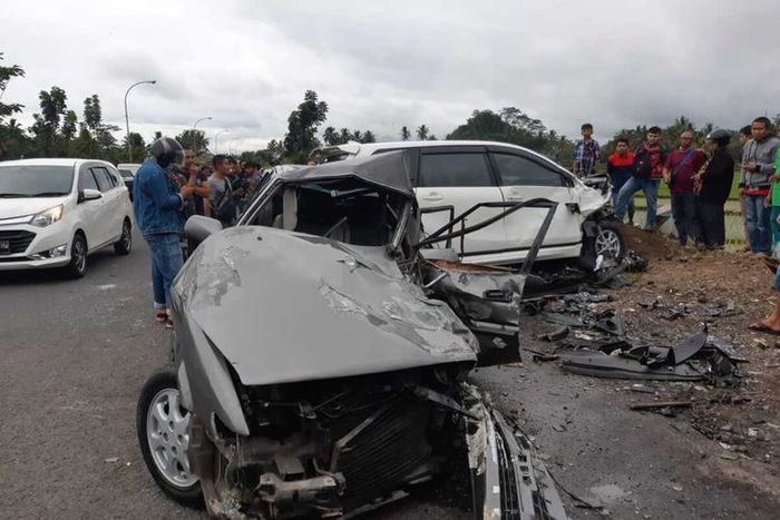 Daihatsu Xenia diterjang Toyota Corolla SE Limited hingga hancur di Jl Mangin, kota Tasikmalaya, Jawa Barat