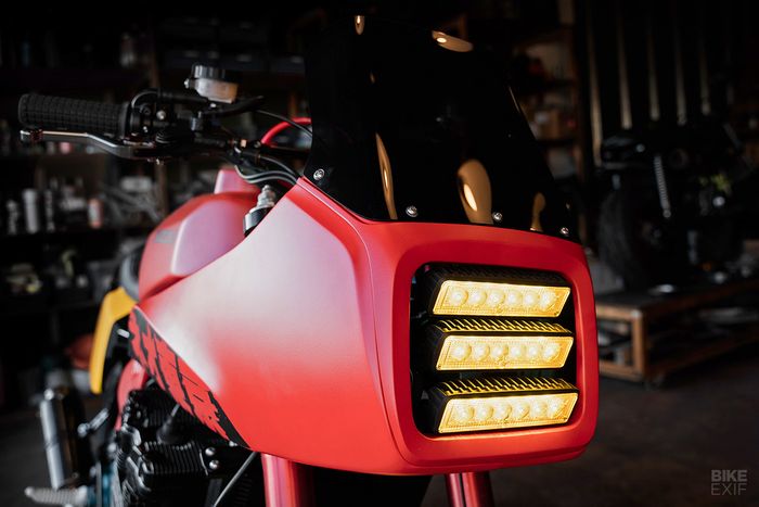 Fairing kustom dengan headlamp dari forklift