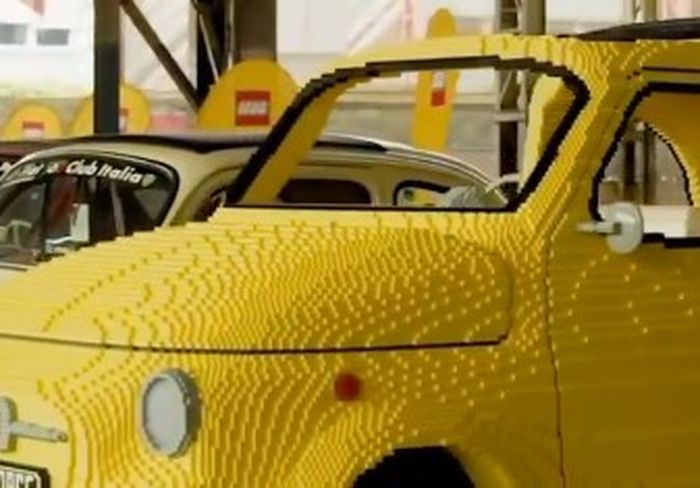 replika Fiat 500 dari LEGO.