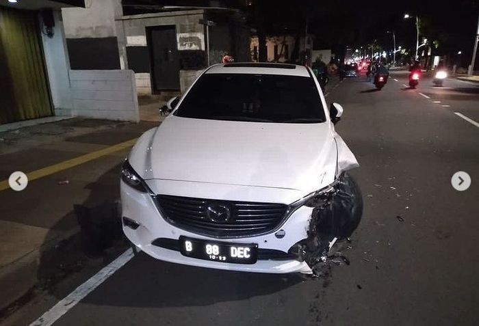 Mazda6 yang rusak ditabrak Mercedes-Benz GLA 200 milik artis Salshabilla Adriani