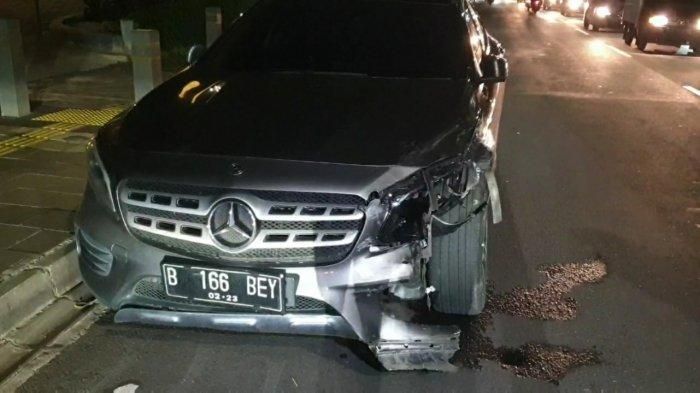 Mobil artis Salshabilla Adriani yang menabrak dua kendaraan di Kemang, Jakarta Selatan, Selasa (15/12/2020) malam.