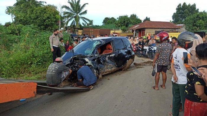 Proses evakuasi Honda Jazz yang remuk ditampar kereta api di Bagelen, Padang Hilir, kota Tebing Tinggi, Sumatera Utara