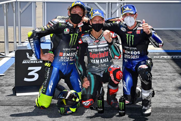 Musim MotoGP 2021 akan ada tiga pembalap yang menjadi pengembang Yamaha YZR-M1, yaitu Valentino Rossi dan Maverick Vinales serta Fabio Quartararo