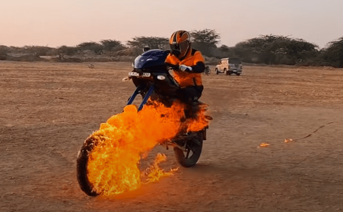 Bajaj Pulsar 220F saat dipakai riding dengan roda depan terbakar