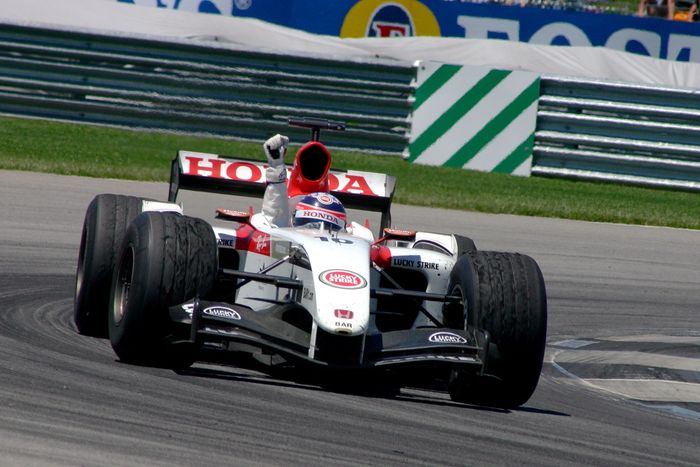 Takuma Sato usai mendulang podum tiga di F1 Amerika 2004 bersama BAR Honda.