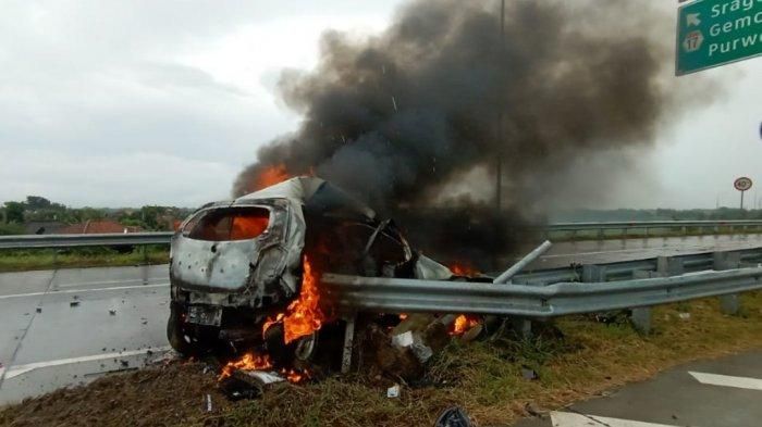 Toyota Agya ringsek dan terbakar di Tol Sragen