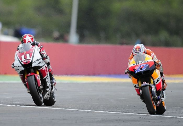 Ben Spies (11) dan Casey Stoner (27) saat bersaing di MotoGP Valencia 2011