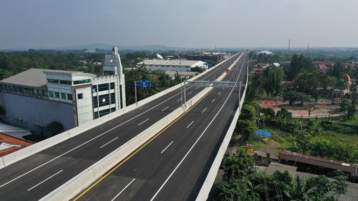 Jalan Tol BORR Seksi 3A sepanjang 2,85 km, merupakan jalan tol layang (elevated toll road) yang menghubungkan Sentul&ndash;Salabenda dengan aspal