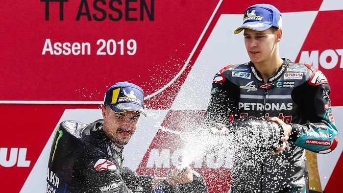 Maverick Vinales dan Fabio Quartararo berselebrasi sampanye di podium Assen 2019